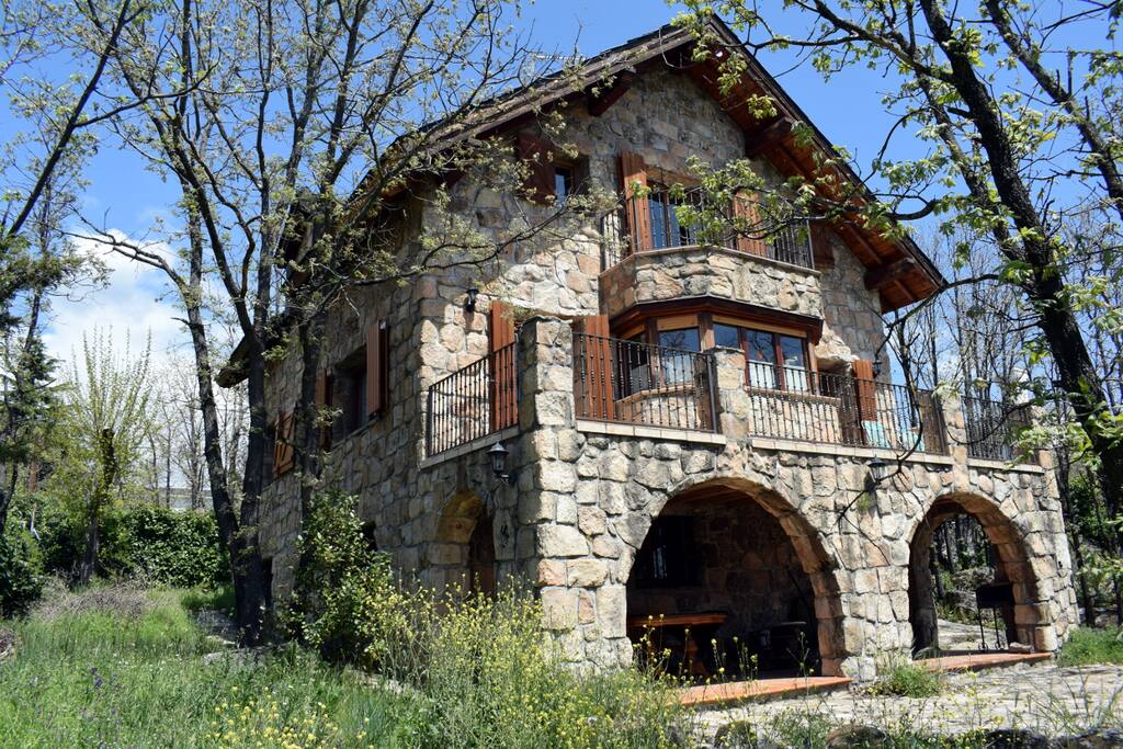 Die Veranda auf der Südseite bietet kühlen Schatten falls es dir auf der Terasse zu heiß ist.