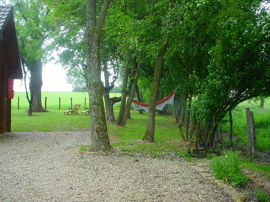 parc attenant au chalet entièrement clos et privé