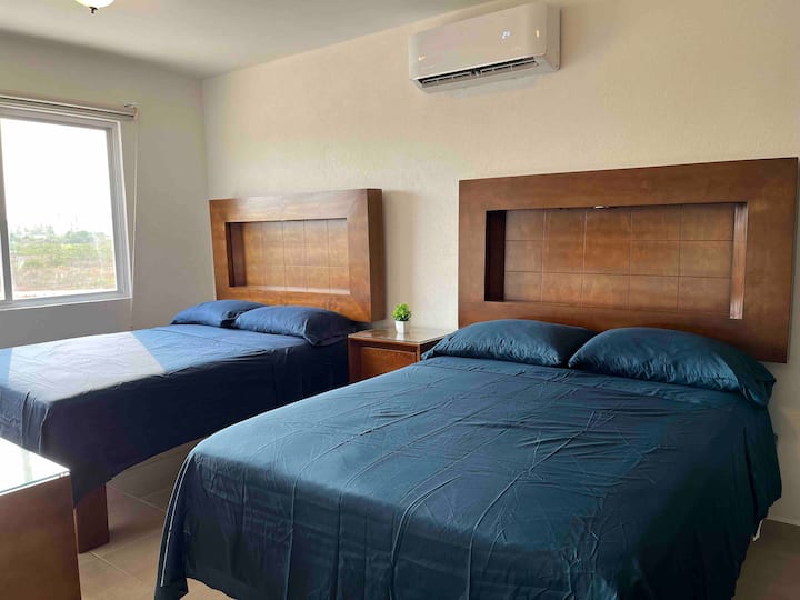 Recámara 3: cuenta con 2 camas matrimoniales, cabeceras con luz independiente, mesita de noche, aire acondicionado, ventana con mosquitero, tocador/escritorio, espejo y silla. 
Closet con cajones y ganchos. 