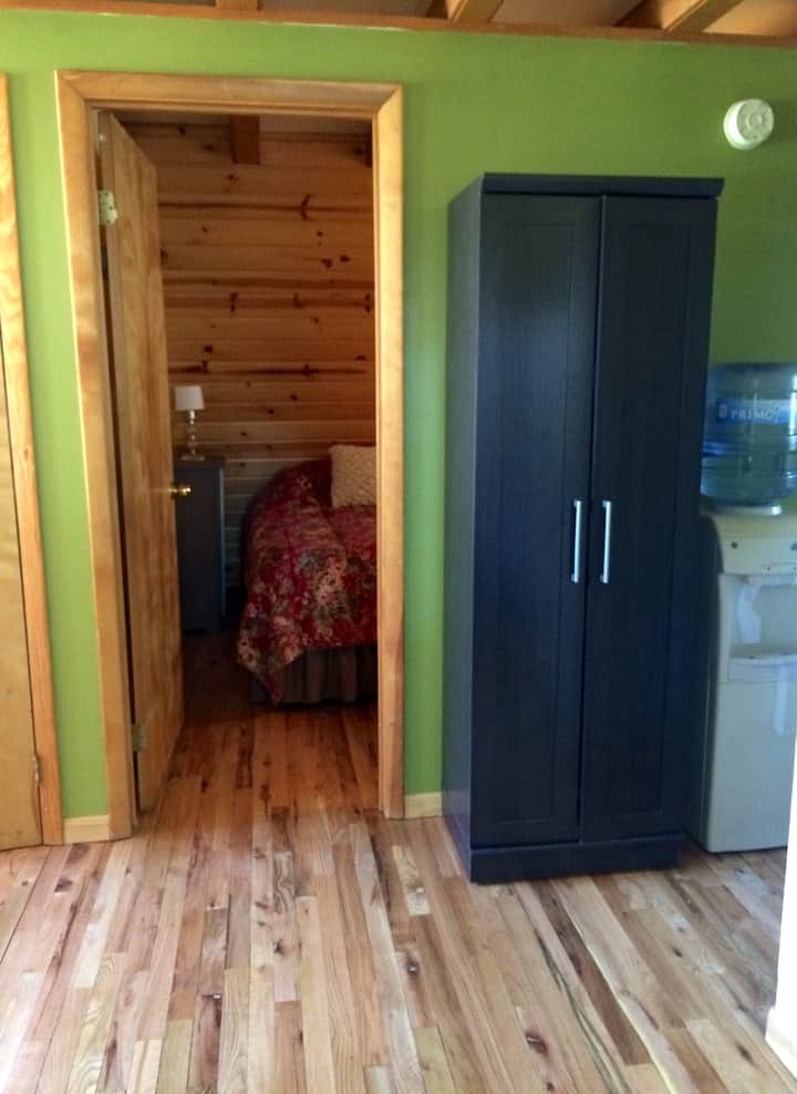 Vue de la cuisine sur la chambre.