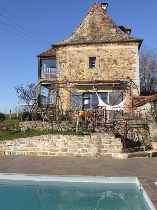 Maison en pierre et bois, terrasse cuisine donnant sur la piscine
