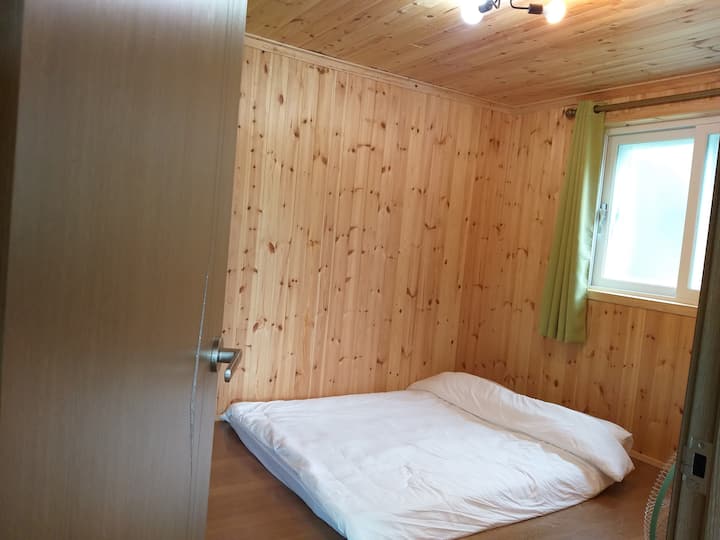 Chumba cha kulala cha ghorofa ya 1 (seti ya godoro la mama seti 1 kwa watu 2) Kuna bafu dogo sana katika chumba cha kulala kwenye ghorofa ya kwanza ~   
