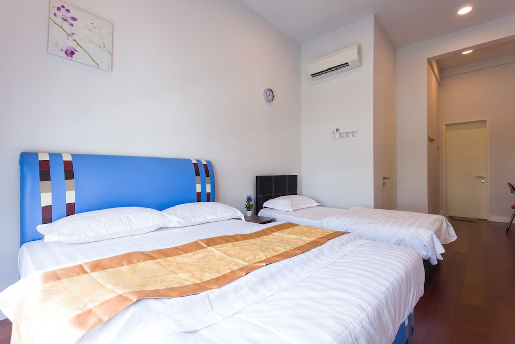 主人房,拥有自己的洗手间。Master bedroom with air-conditioner. 1 double bed & 1 single bed with occupied own washroom.