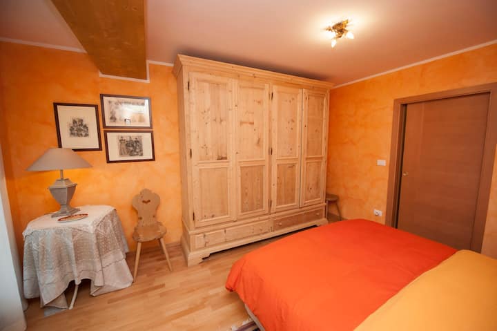 Erstes Schlafzimmer im unteren Stock
Erstes Schlafzimmer auf der unteren Etage
Erstes Schlafzimmer im unteren Stockwerk