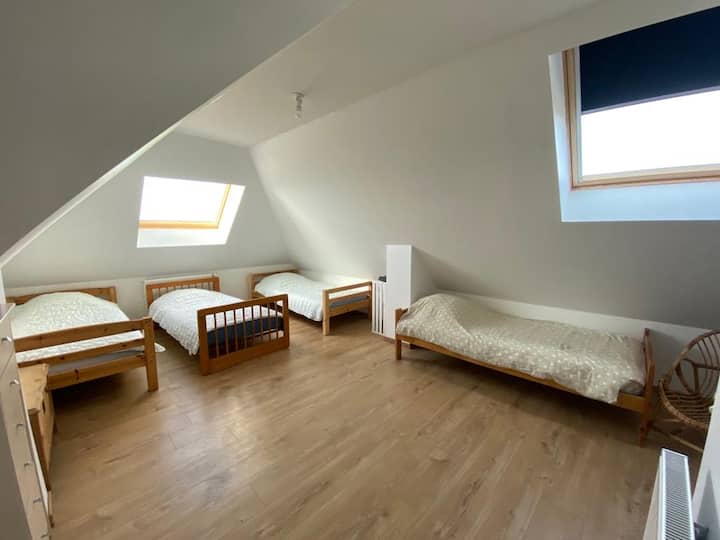 غرفة 4 تضم سريرًا مفردًا