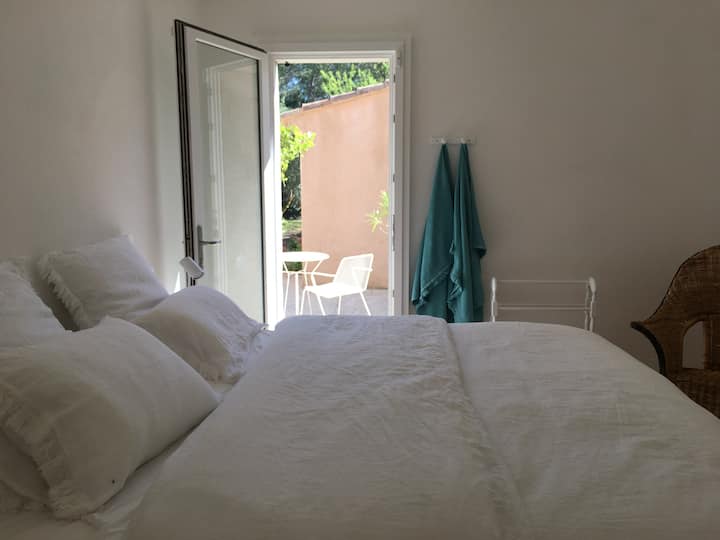 Dormitorio 2, cama de 180 cm, terraza y baño privado.