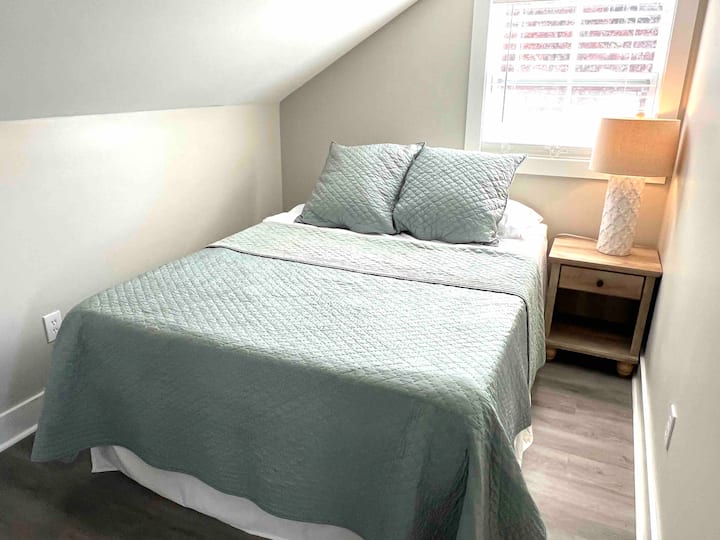 Chumba kidogo cha kulala cha Queen.