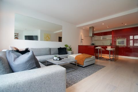 Modern apartment, close to all city sights.