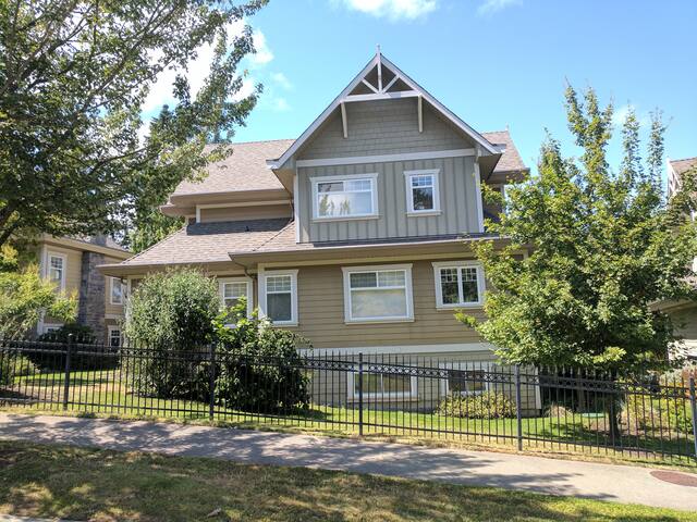 Beautiful Luxury Home Bear Mtn Resort Victoria gallery image 2