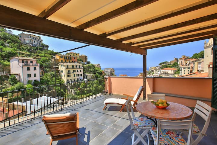 Alley house da Giulia. Terrace with sea view.