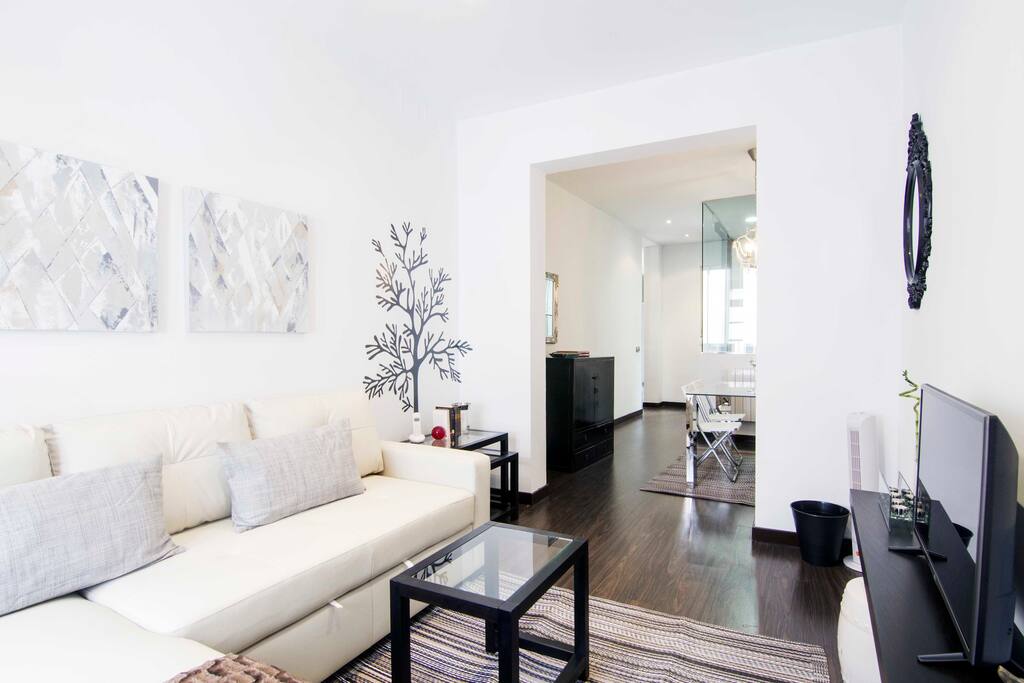 Living room & Dining room at the back / Salón y comedor al fondo