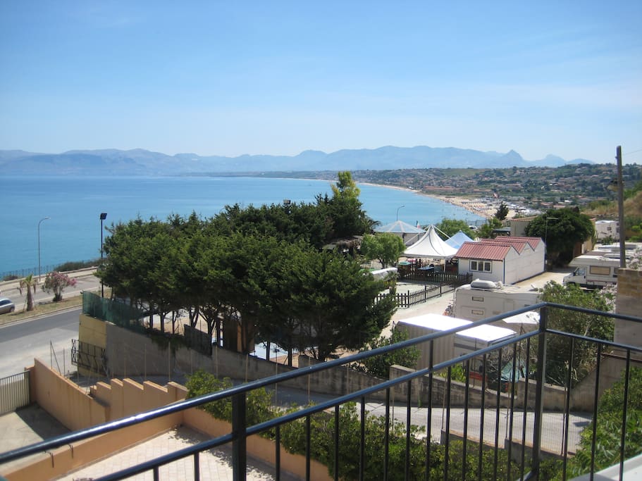 veduta da veranda con viale ingresso
