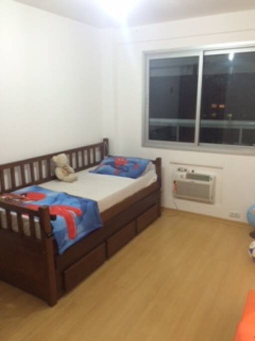 quarto com bi-cama.