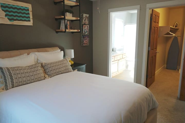 En suite bath and walk-in closet.