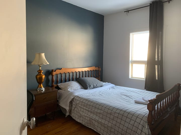 Спалня 1 двойно легло с малко работно бюро 