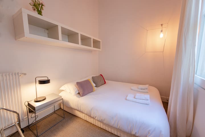 MAUA YA FLETI - Chumba cha kulala cha 3 hupata faida kutoka kwenye dirisha kubwa na hutoa kitanda chenye starehe cha watu wawili na hifadhi 