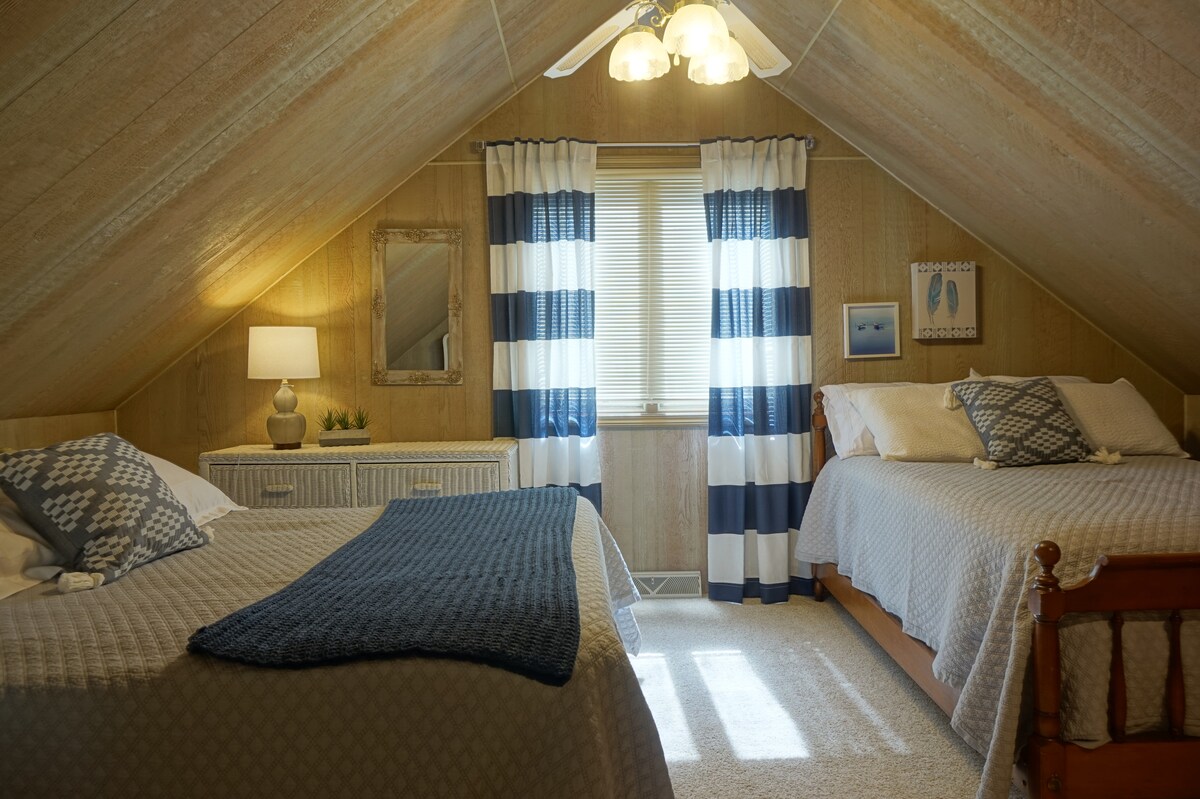 Derde slaapkamer met queensize bed, volledig bed en een peuterbed wanneer nodig.