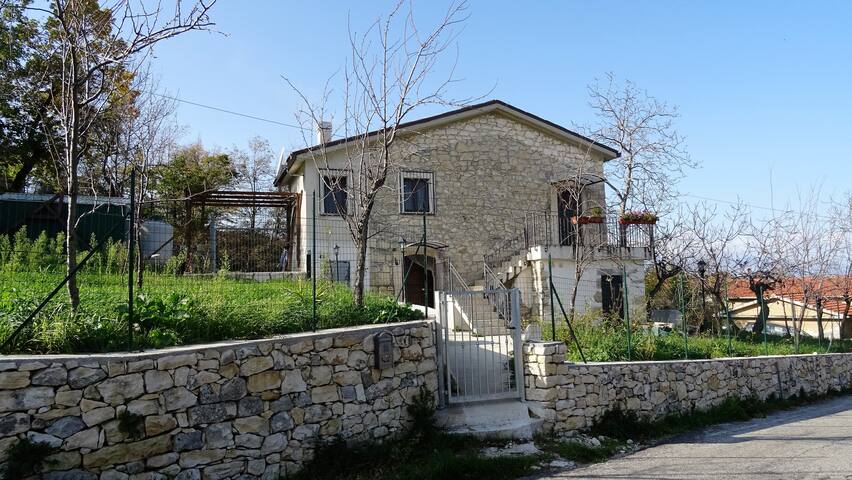 Tipica casetta singola in pietra della Majella