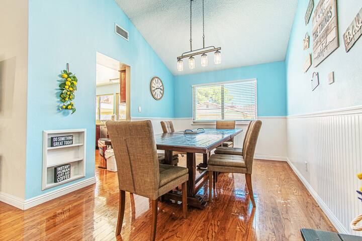 2.5mi to strip, Pool Jacuzzi! Discounts Available gallery image 3