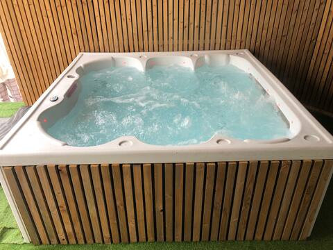 Beautiful t2 pool -jacuzzi
