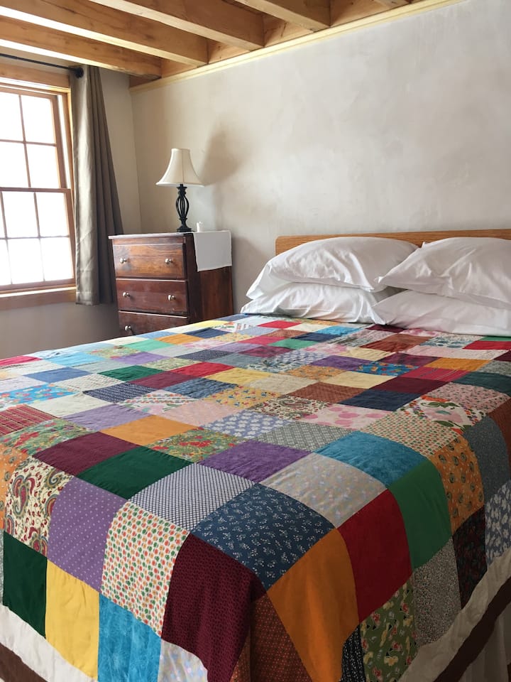 Blanketi iliyotengenezwa kwa mikono inashughulikia kitanda kipya cha ukubwa wa malkia. Faragha na starehe na kuta za mfinyanzi pande zote na paa la kuishi juu!