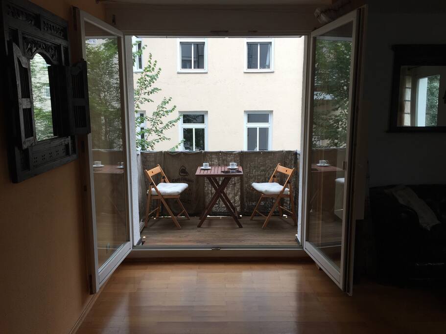 Blick auf den Balkon vom Wohn- / Schlafzimmer aus