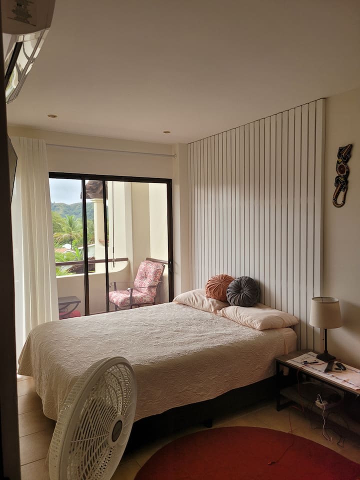 Pamja #1 e dhomës së gjumit drejt ballkonit