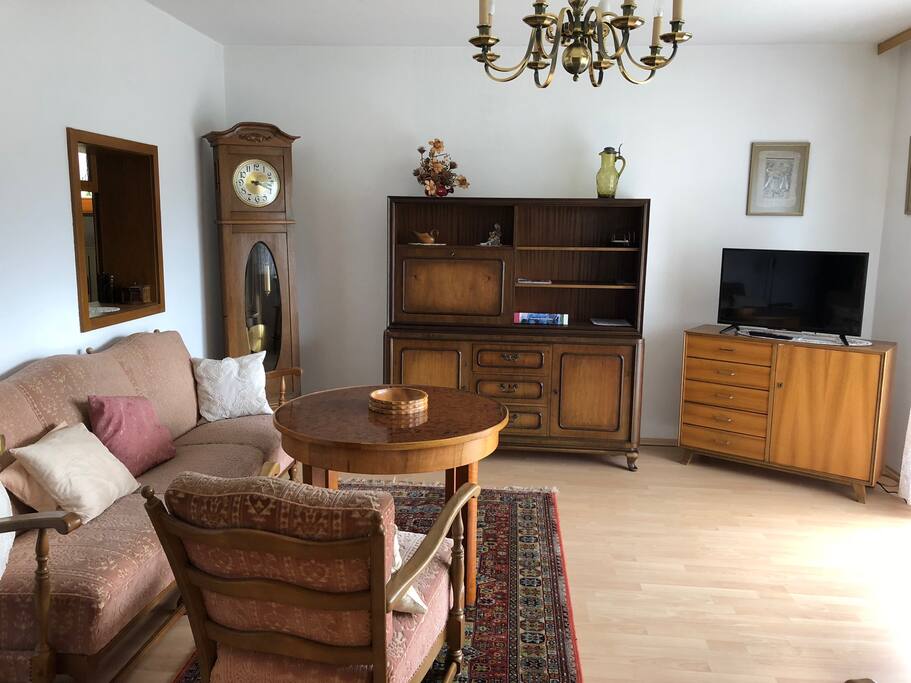 Wohnzimmer, mit Durchreiche zur Küche und direktem Zugang ins Freie