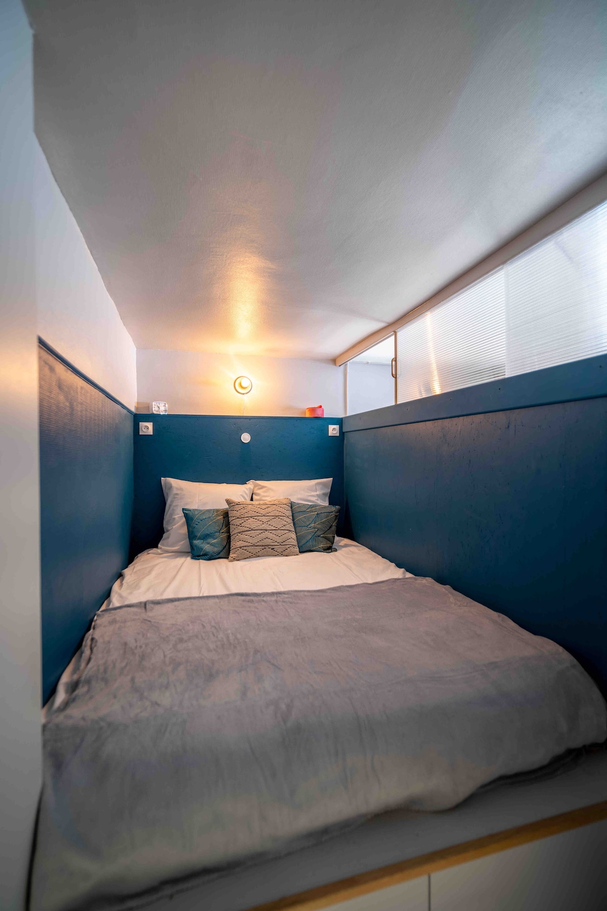 L’espace nuit en mezzanine permet un isolement complet avec le sentiment d’être dans un petit cocon douillet. Attention, Il n’y a pas l’accès sur les côtés, il faut « monter » dans le lit. Le linge de lit est fourni. 