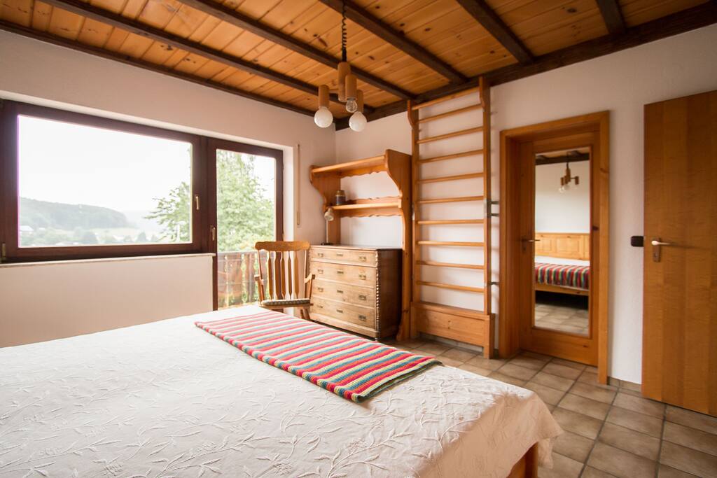 Schlafzimmer 1 mit Zugang zum Balkon