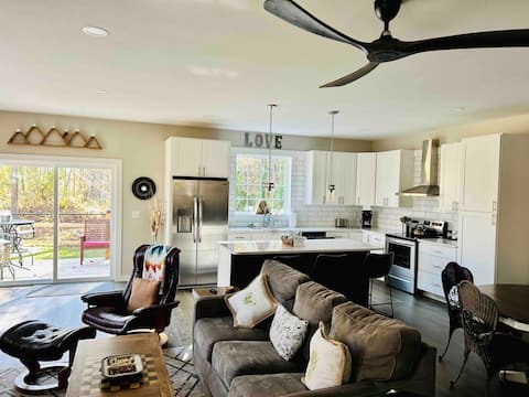 Successful Airbnb property: Downtown Hot-tub/private/fenced yard! Walk to town in Waynesville