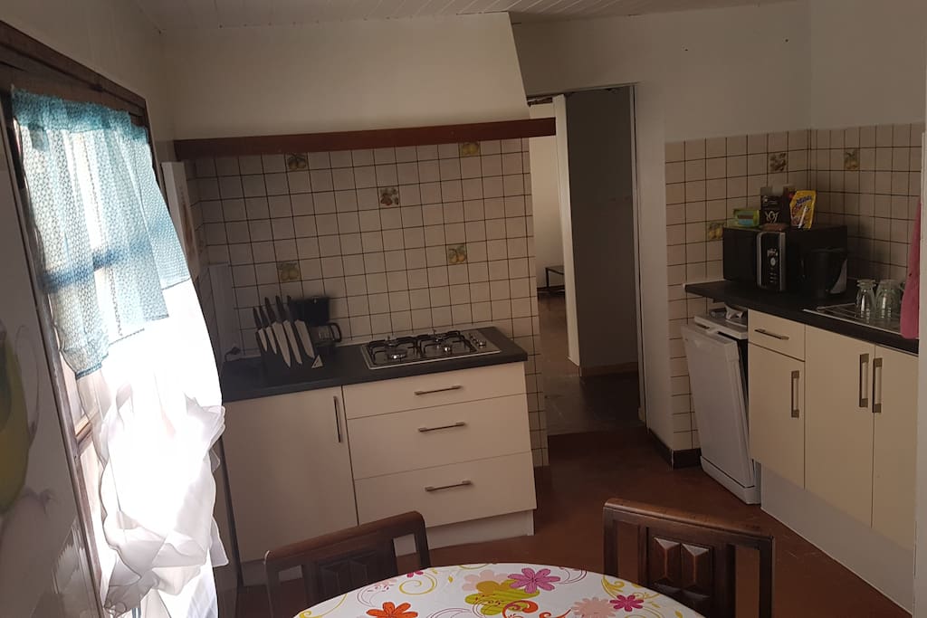 Cuisine : entièrement équipée, vaisselles, ustensiles de cuisine, poêles, casseroles, frigidaire avec petit congélateur, micro onde, cafetière, bouilloire, lave vaisselles, plaque 4 feux, table, 6 chaises.