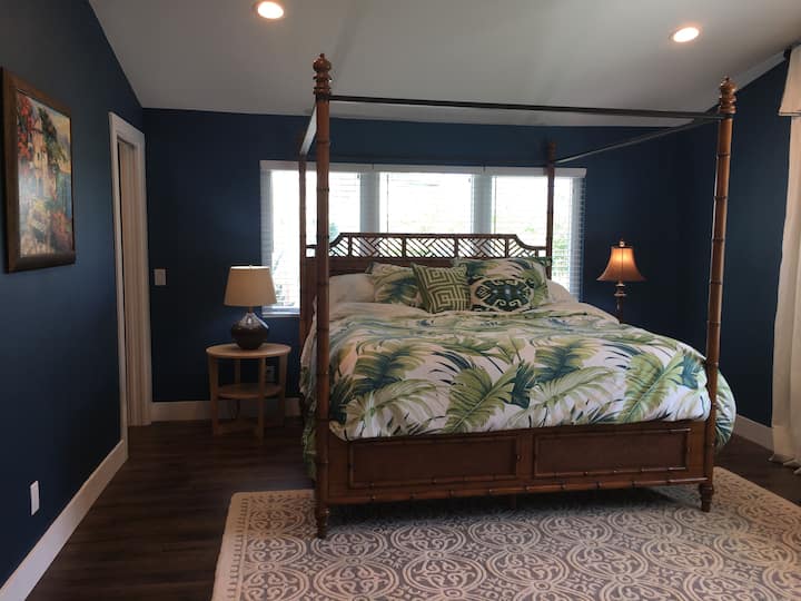 Майстор със сводест таван; кралско легло Томи Бахама; спално бельо Уилям Сонома; самостоятелна баня с душ и дрешник. Затъмнете завесите за късното спане!