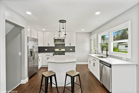 Elmhurst NEW - Super Clean Modern Farmhouse!