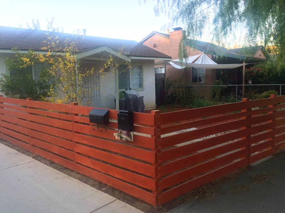Frontyard with BBQ