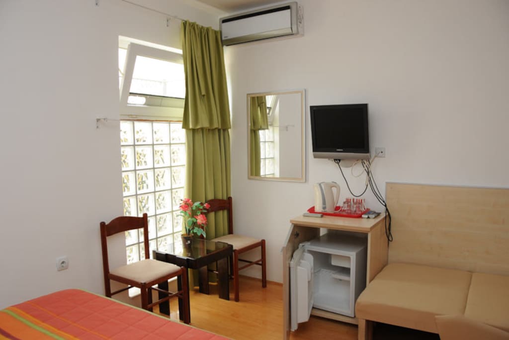Mini fridge, TV, and electric kettle available