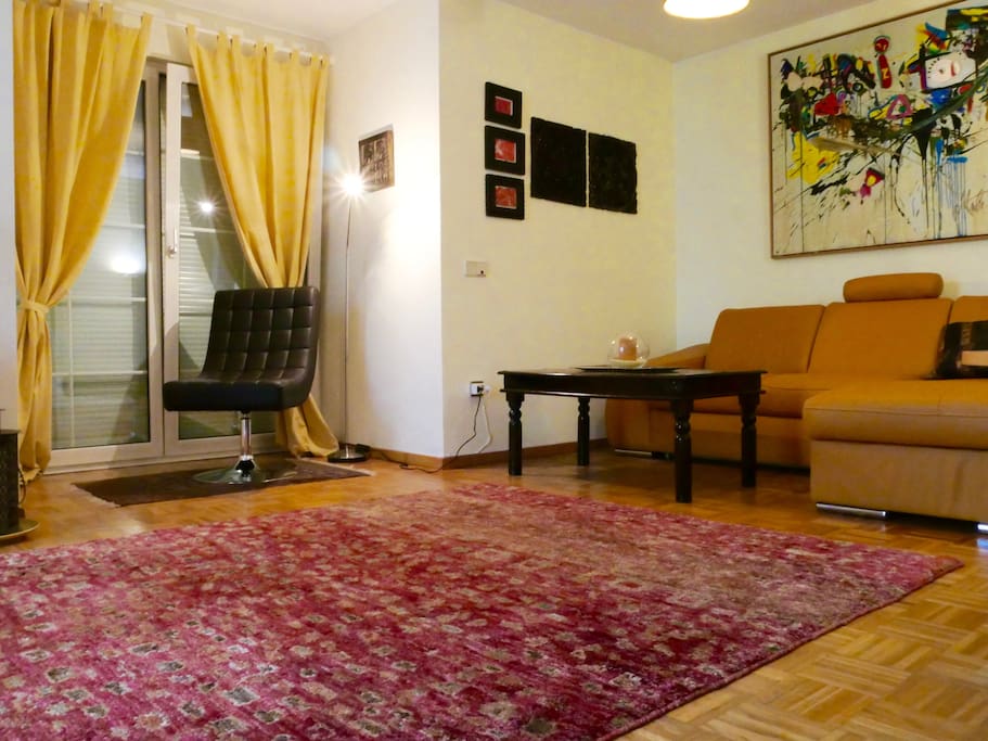 Wohnzimmer mit Ausziehcouch