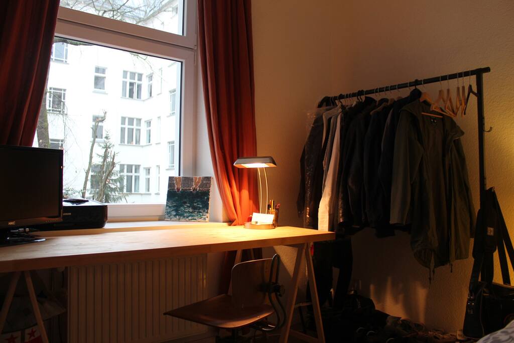 Table with second screen to plug with MacBook