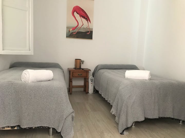 Twin Room (1/2)