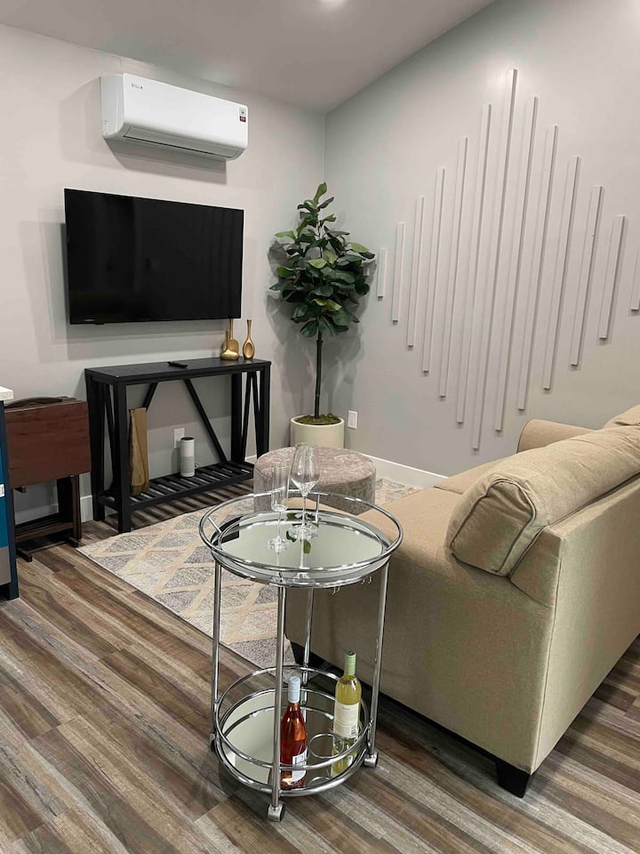 Кауч со брачен кревет (широк 150-179 см), паметен телевизор, Alexa, преклопени трпезариски маси