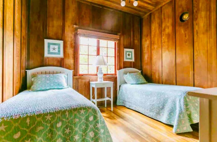 Ორადგილიანი ოთახის ქვედა სართული