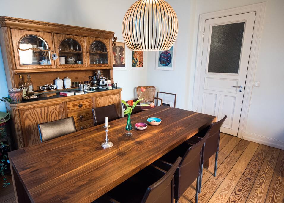 Esszimmer mit langem Esstisch