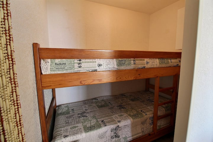 alcove with 2 90x180 bunk beds 