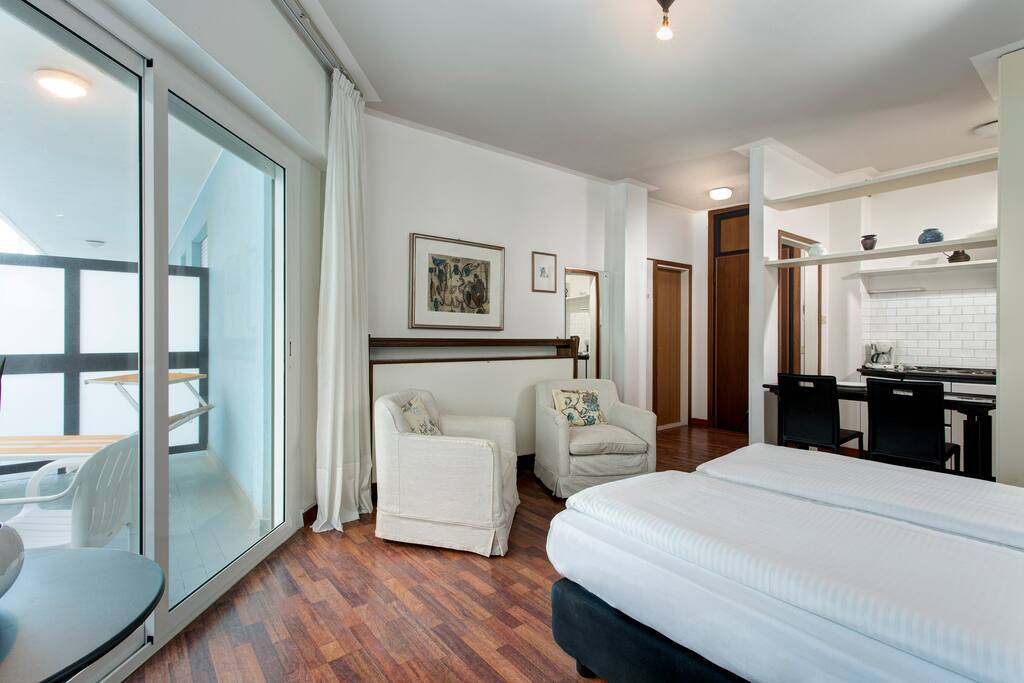 Monolocale con balcone vista mare