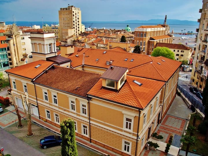 Sunny Oasis of Peace in City Center
