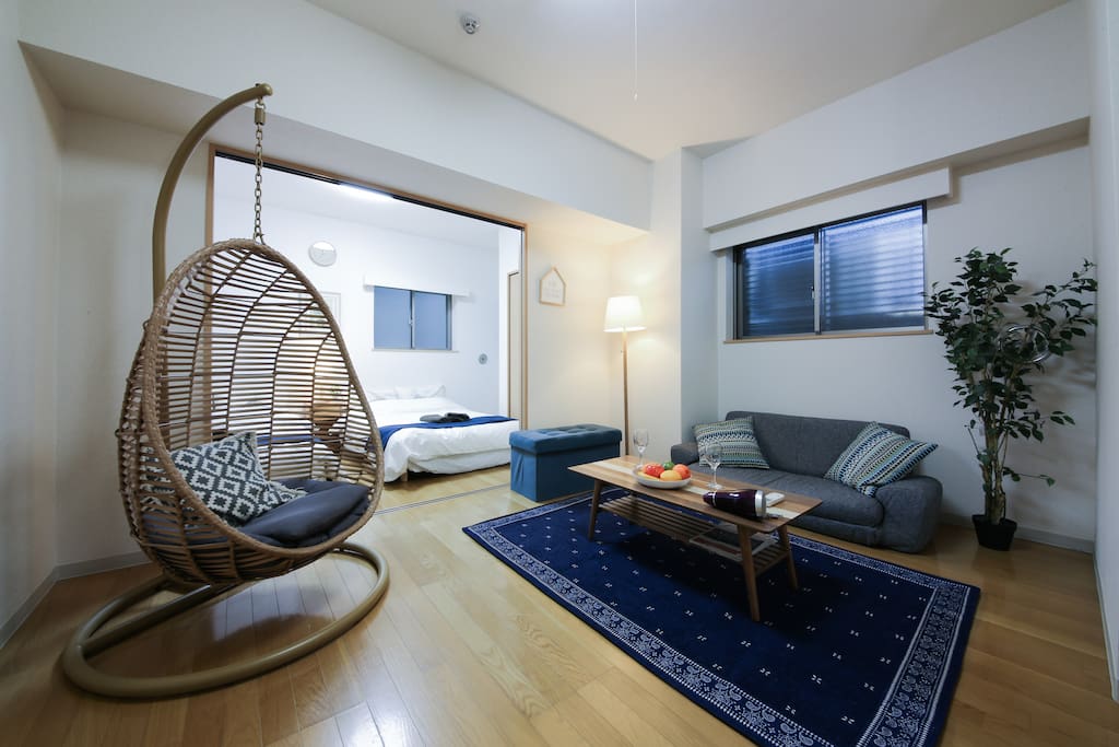 spacious living room 宽敞的客厅