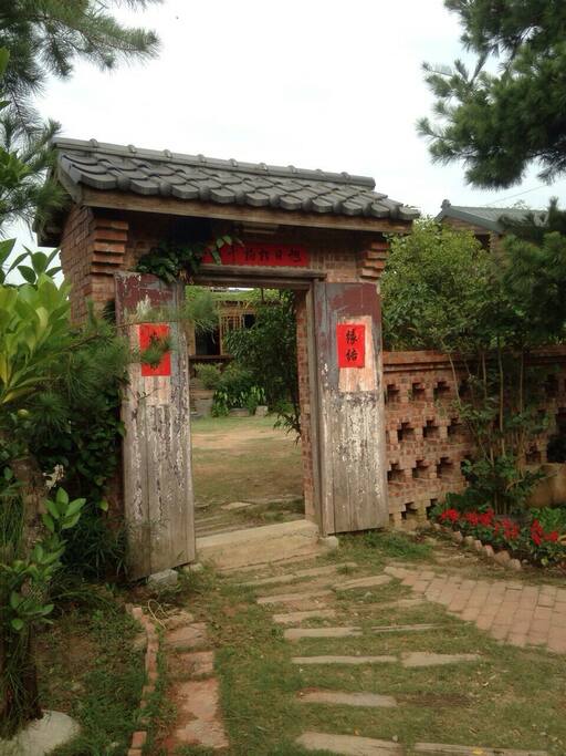 房間位於充滿中式古典懷舊風情的景觀生態園區內