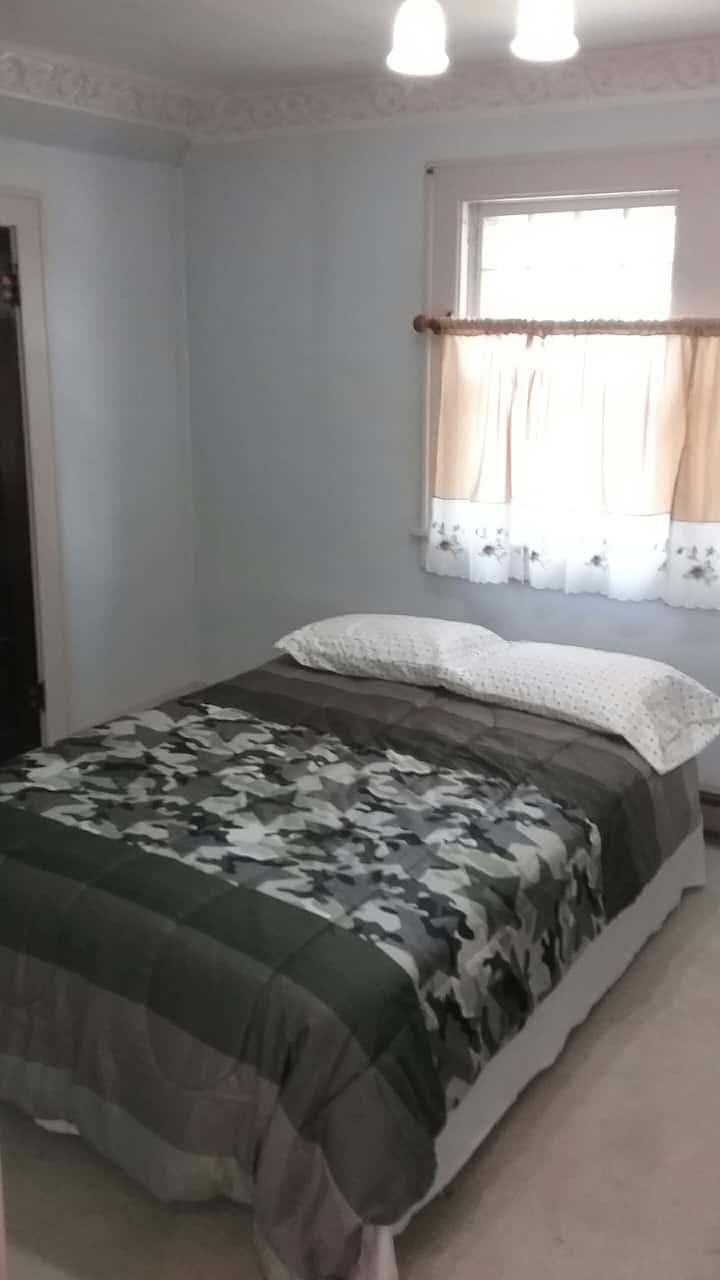 Спална соба со брачен кревет (широк 180-220 см)