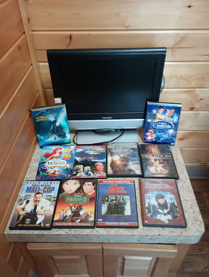 TV ndogo ya DVD player na baadhi ya sinema hutolewa katika chumba cha kulala cha nyuma pamoja na vitabu vya watoto