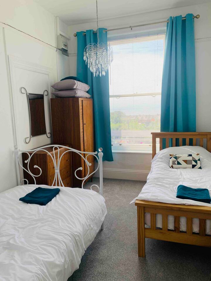 Segundo dormitorio: 1 cama individual y 1 cama doble pequeña, 